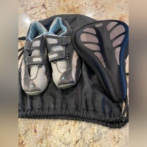 Spin shoes for cycling with cushion seat